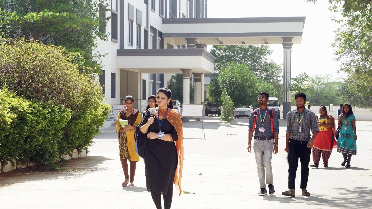 SR Kalyanamandapam Movie Screenshot 4