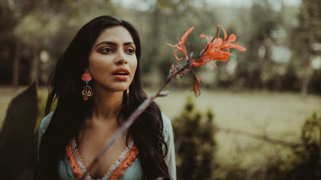 Aadai Movie Screenshot 4